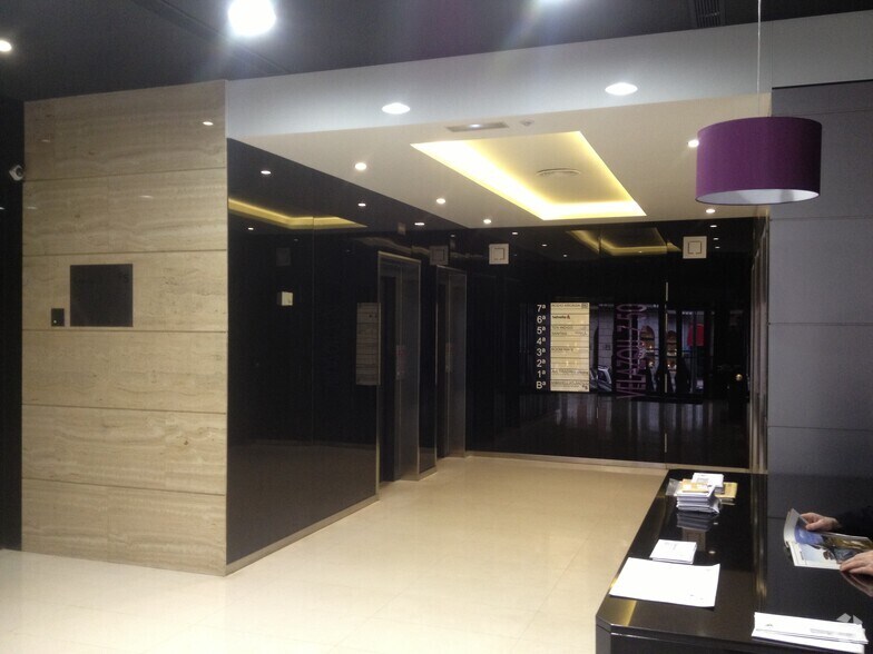 Office in Madrid, Madrid to rent - Building Photo - Image 3 of 3