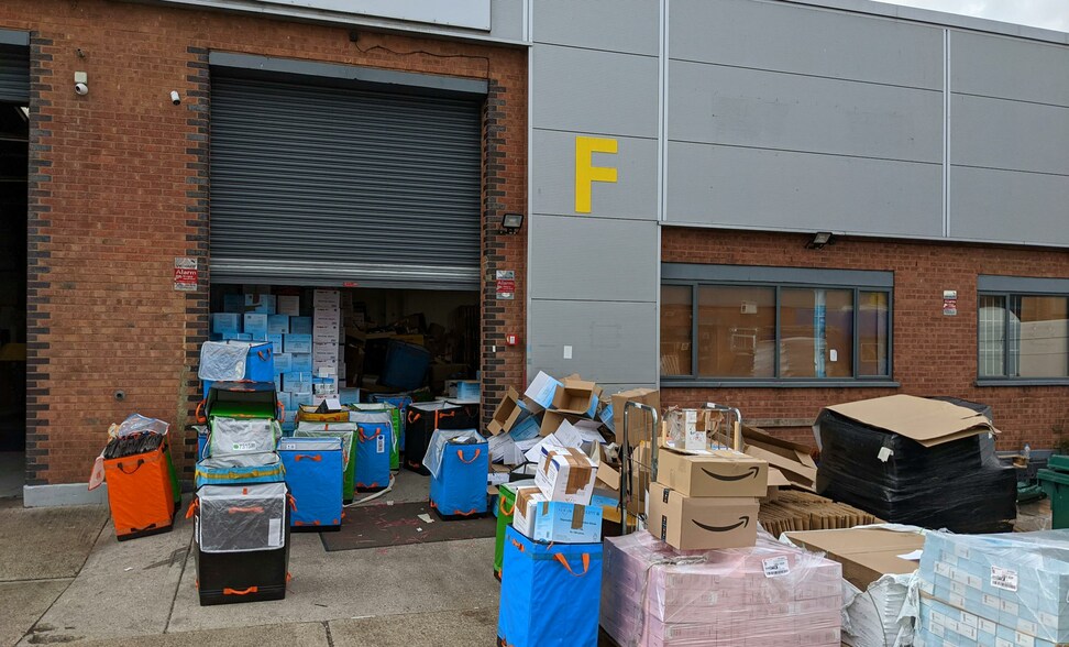 Dominion Rd, Southall to rent - Primary Photo - Image 1 of 1