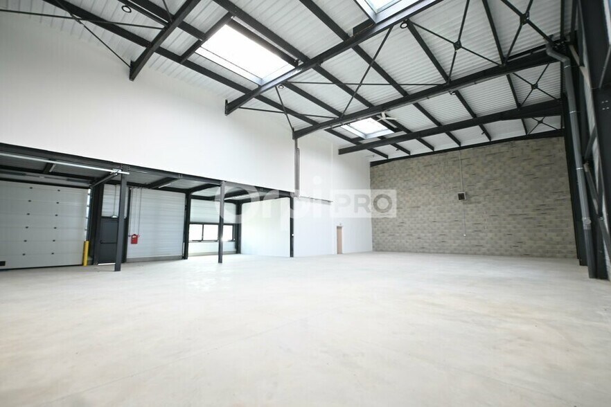 Light Industrial in Colombier-Saugnieu to rent - Building Photo - Image 2 of 8