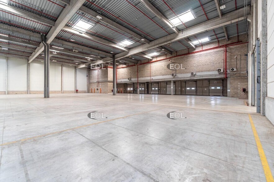 Industrial in Combs-la-Ville to rent - Interior Photo - Image 3 of 29