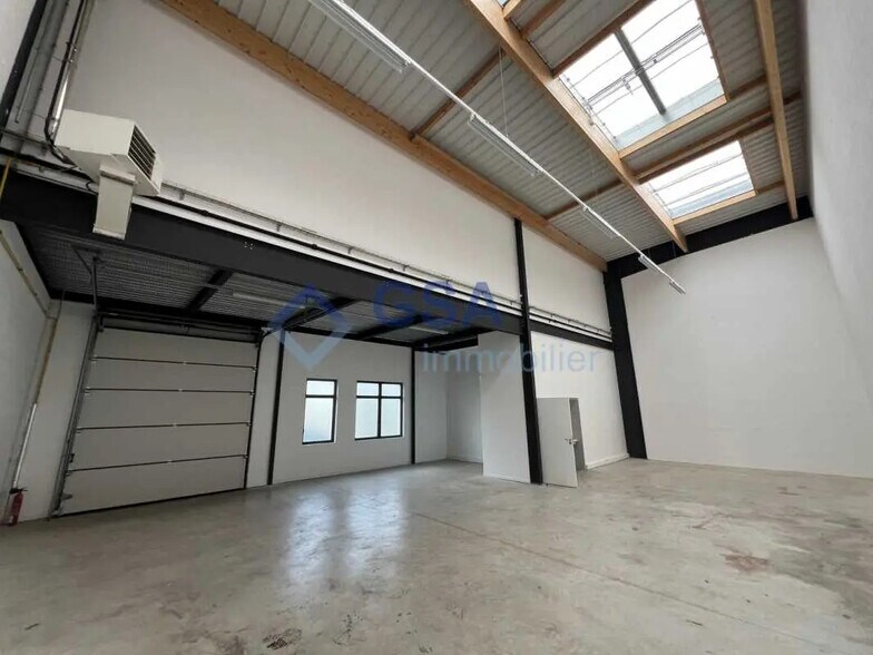 Light Industrial in Lieusaint for sale - Interior Photo - Image 1 of 4
