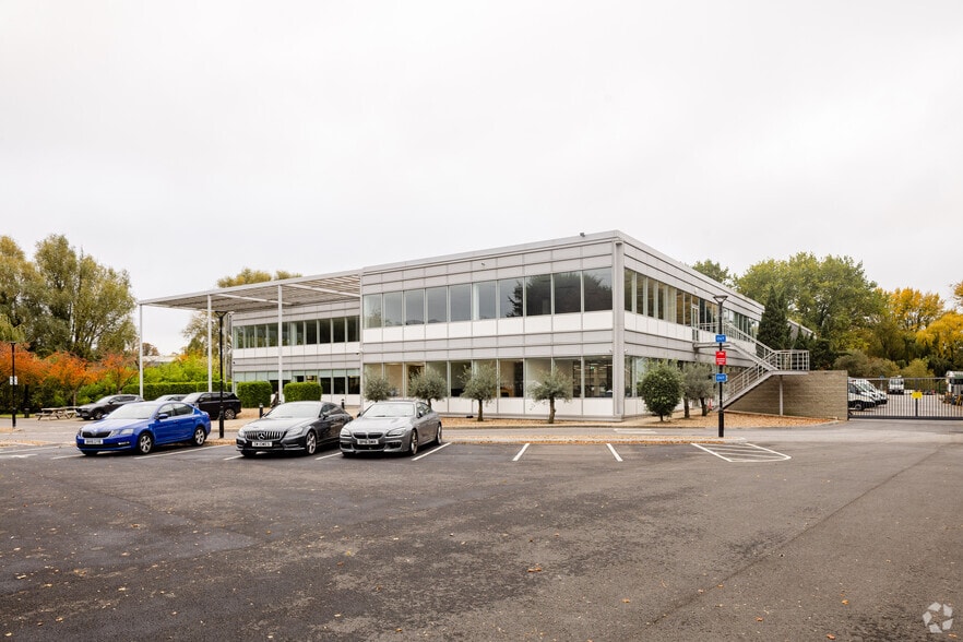 Oxford Rd, Uxbridge to rent - Primary Photo - Image 1 of 38