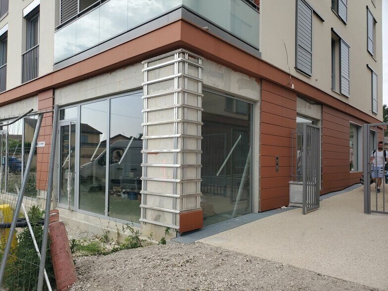 13 Rue De L'Egalite, Genas to rent - Building Photo - Image 1 of 5