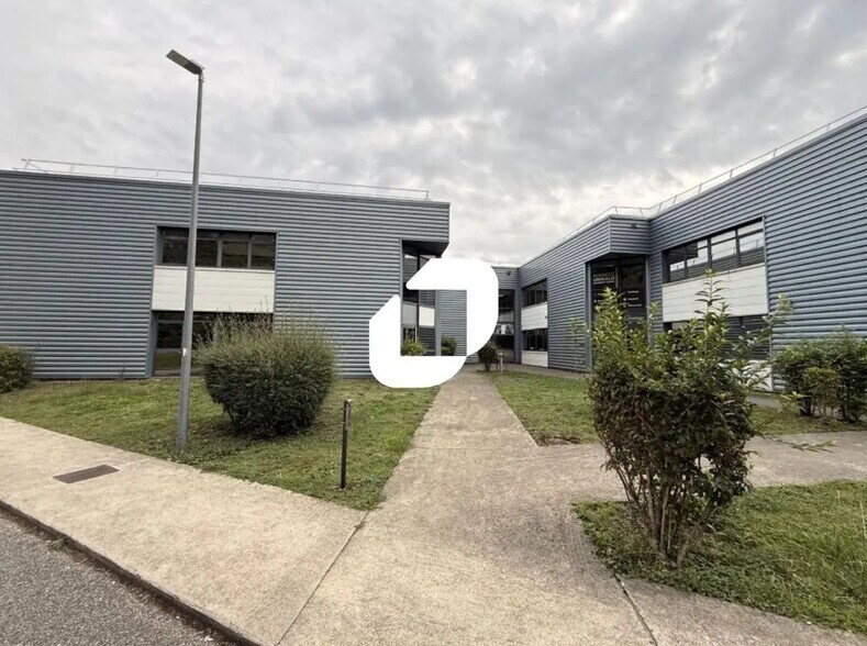 Office in Échirolles to rent - Building Photo - Image 2 of 8