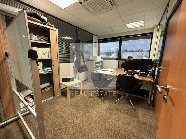 Avenue Satolas Green, Pusignan to rent - Interior Photo - Image 3 of 9