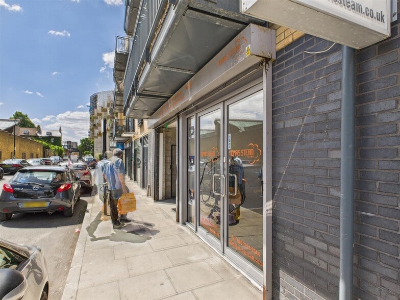 Sheep Ln, London to rent - Building Photo - Image 2 of 10