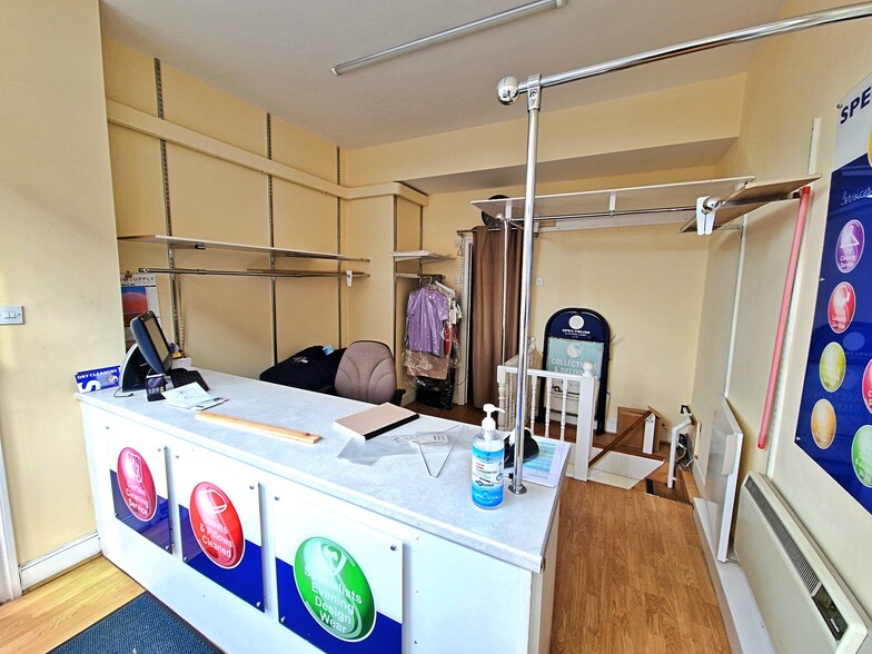 39 Webbs Rd, London to rent - Interior Photo - Image 2 of 5