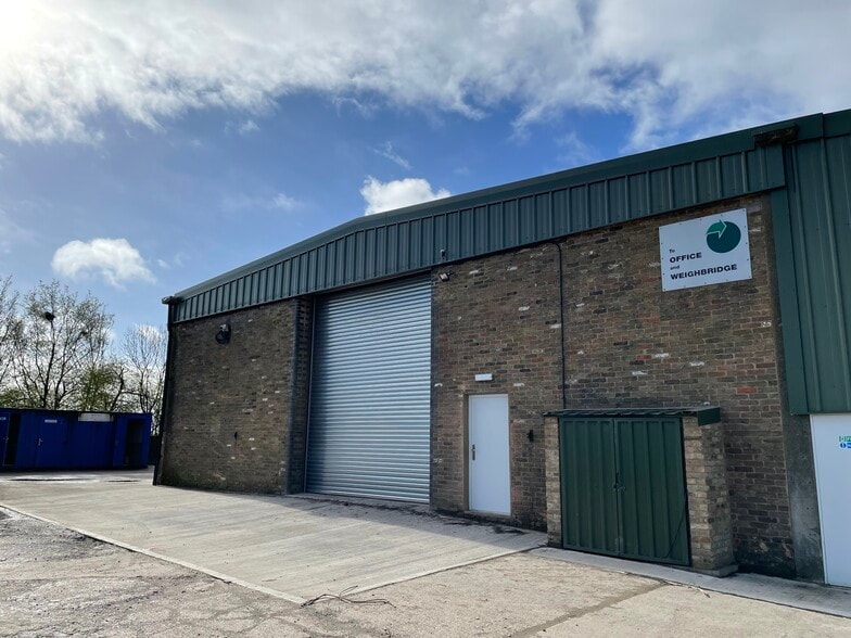 New Years Green Ln, Uxbridge to rent - Building Photo - Image 3 of 9