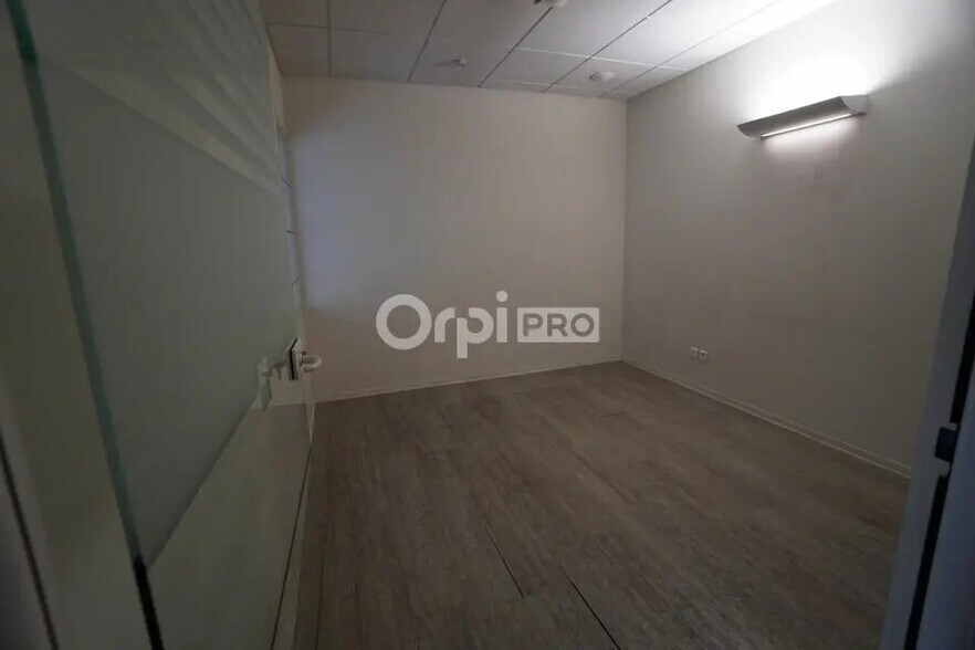 Retail in Dijon to rent - Building Photo - Image 3 of 9