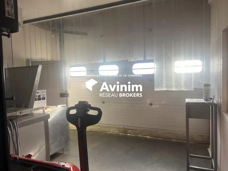 Light Industrial in Corbas to rent - Interior Photo - Image 2 of 4