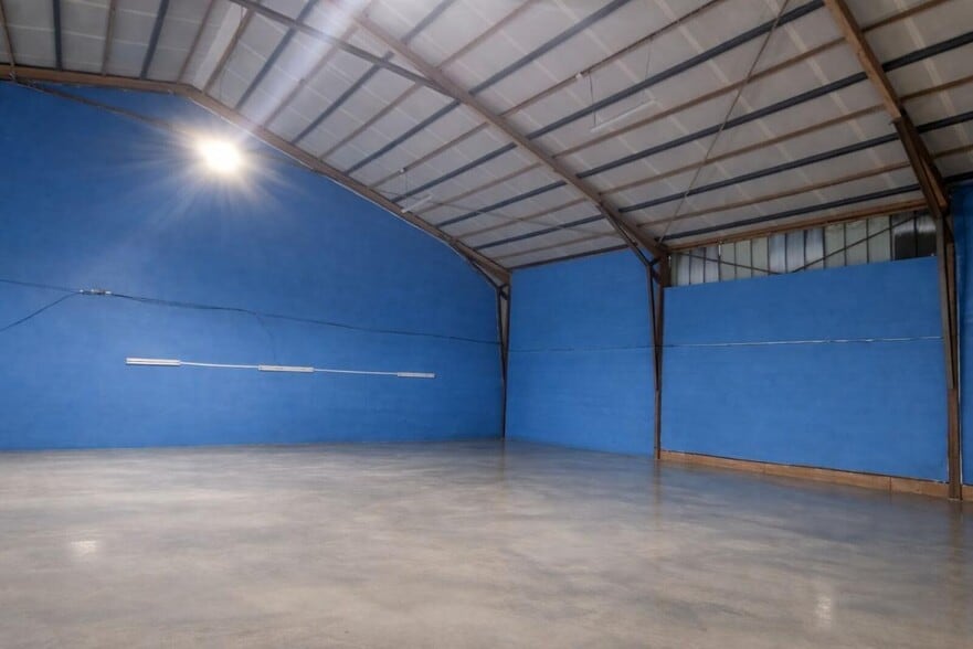 Light Industrial in Toulouse for sale - Interior Photo - Image 1 of 5