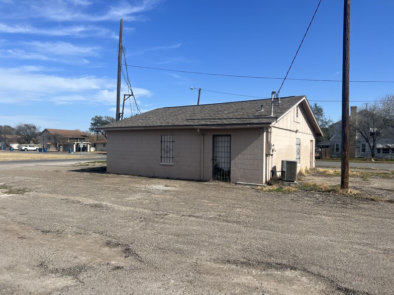 518 E Market, Sinton, TX for sale - Building Photo - Image 2 of 6