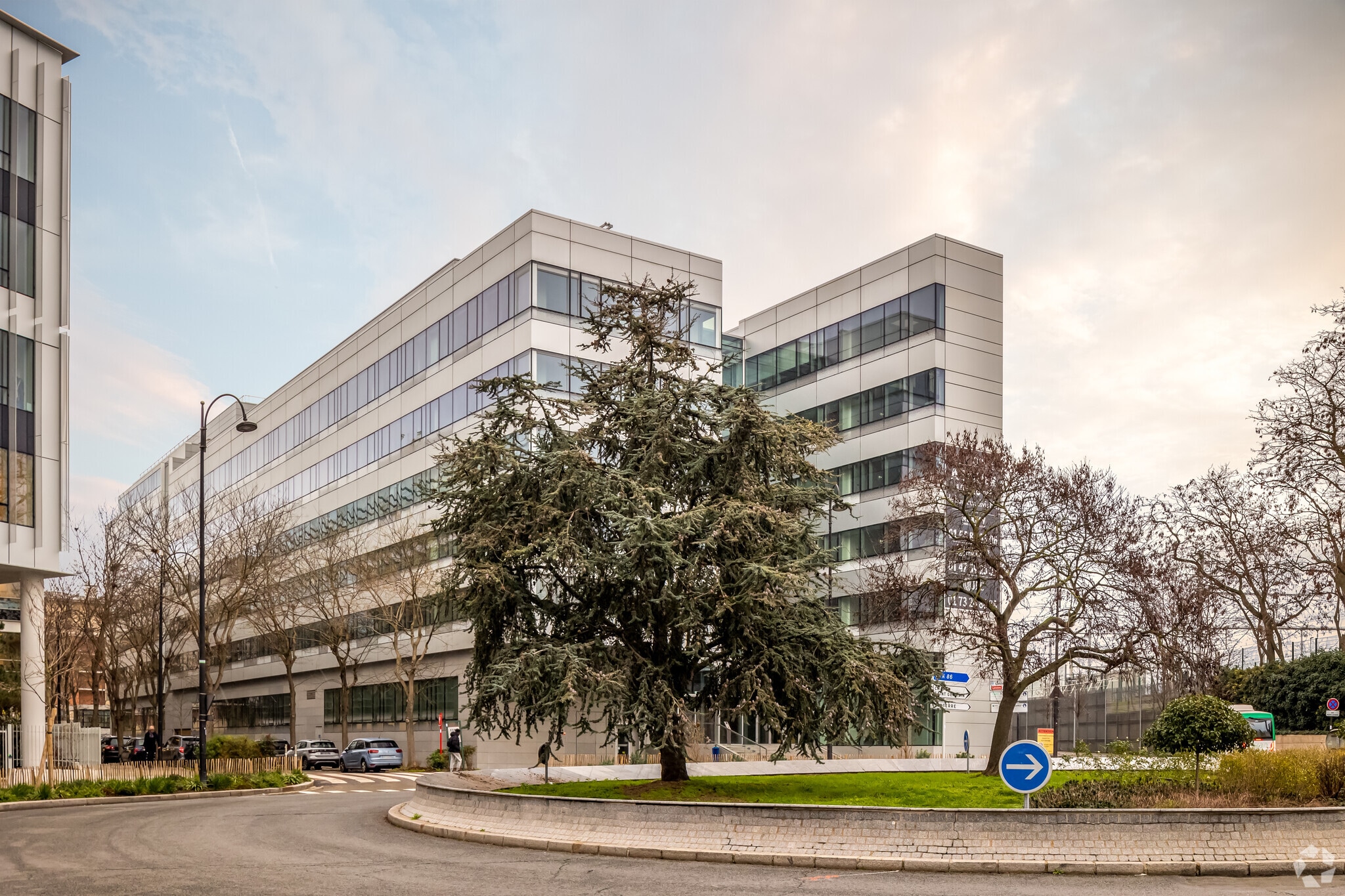 1 Place Louis Renault, Rueil-Malmaison to rent Primary Photo- Image 1 of 5