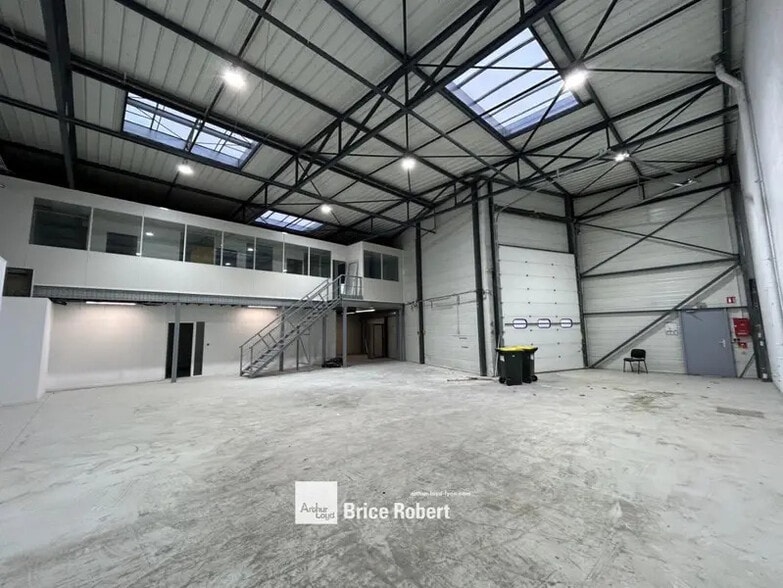 Light Industrial in Saint-Priest to rent - Interior Photo - Image 3 of 6