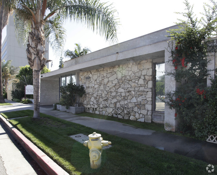 10906 Riverside Dr, North Hollywood, CA for rent - Building Photo - Image 2 of 6