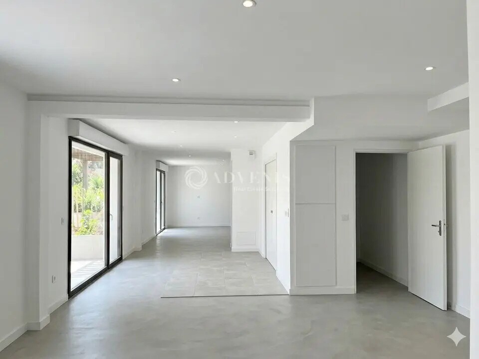 Retail in Villejuif for sale Interior Photo- Image 1 of 17