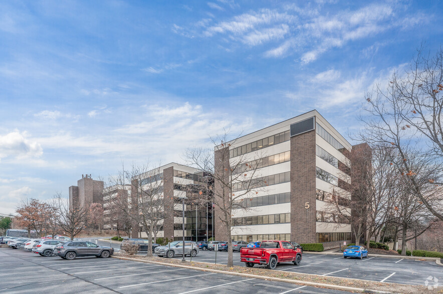 Value-Add Airport Office Park portfolio of 5 properties for sale on LoopNet.co.uk - Building Photo - Image 1 of 34