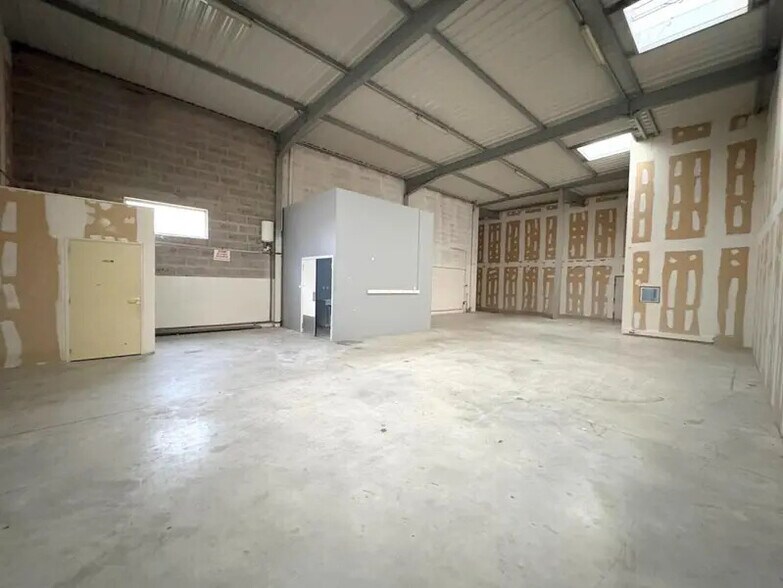 Industrial in Argenteuil to rent - Interior Photo - Image 2 of 10