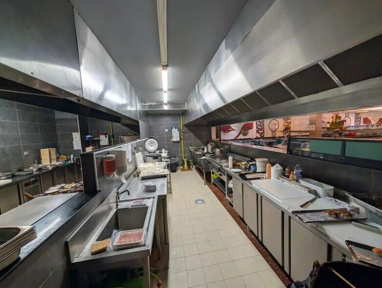 Retail in Pontoise to rent - Building Photo - Image 3 of 8