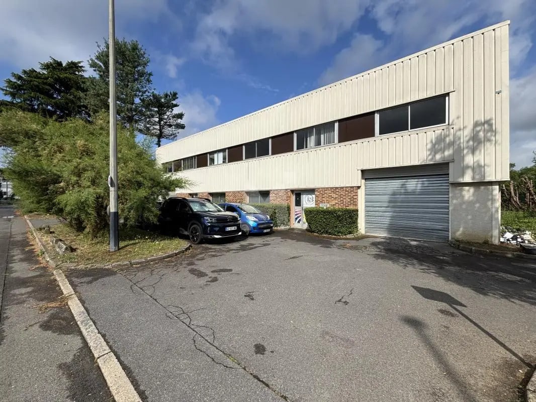 Light Industrial in Les Ulis to rent Building Photo- Image 1 of 10