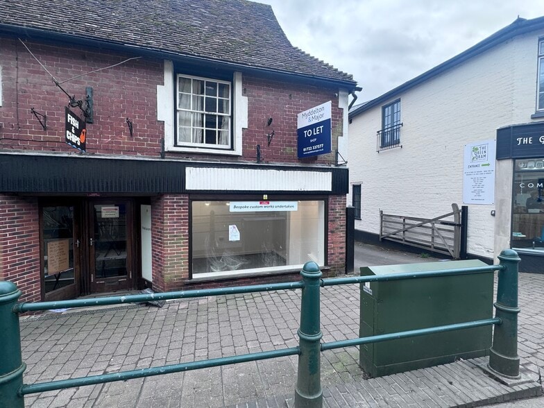 17-21 High St, Fordingbridge to rent - Building Photo - Image 1 of 3