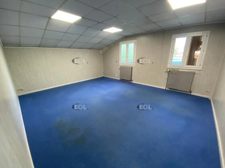 Light Industrial in Guyancourt to rent - Interior Photo - Image 2 of 13