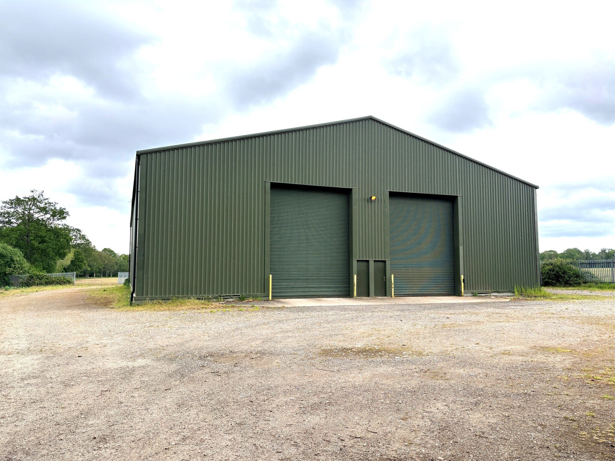 Forest Rd, Wokingham to rent Building Photo- Image 1 of 2