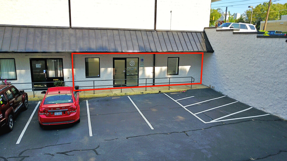 200 S College St, Morganton, NC for rent - Building Photo - Image 3 of 10