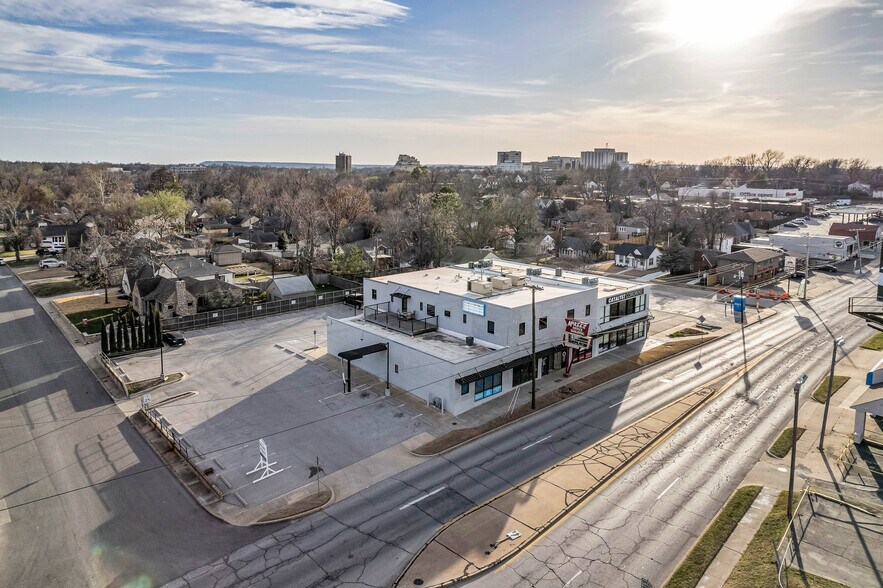 2516 E 15th St, Tulsa, OK for rent - Primary Photo - Image 1 of 12