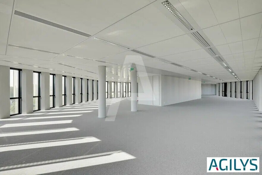 Office in Massy to rent - Building Photo - Image 3 of 15