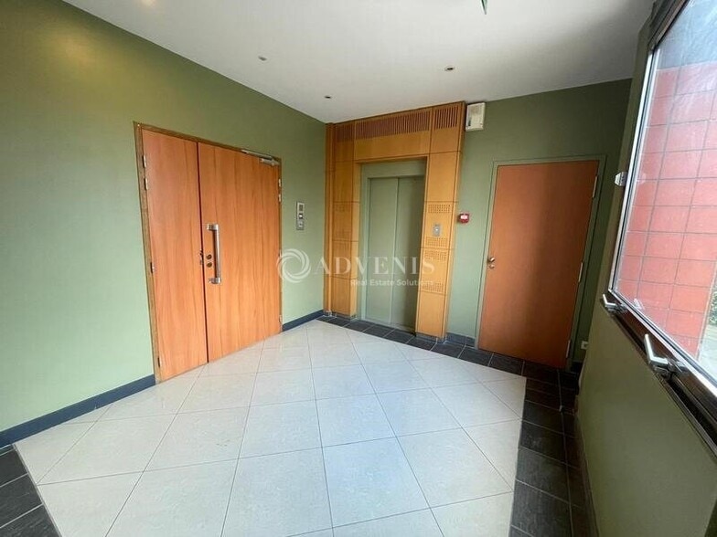 6 Rue Jean Pierre Timbaud, Montigny-le-Bretonneux to rent - Lobby - Image 3 of 6
