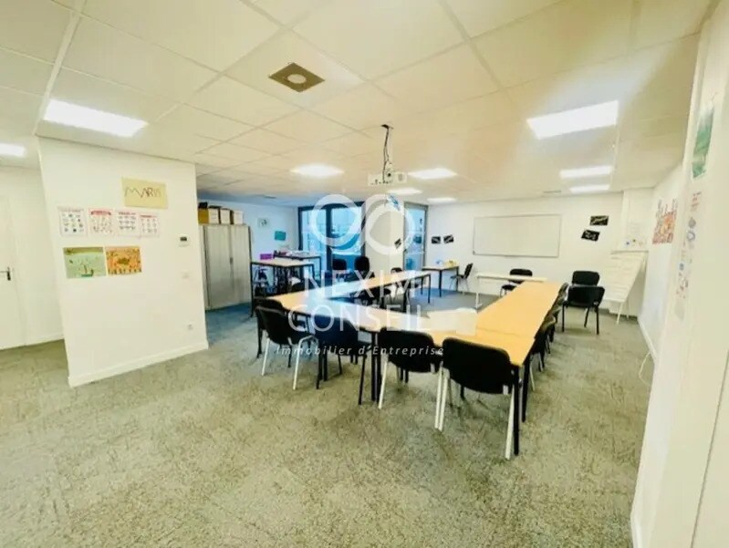 Office in Clichy to rent Building Photo- Image 1 of 8