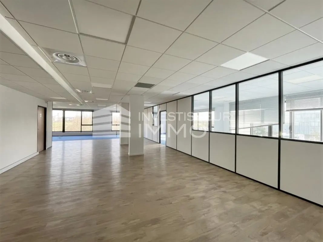 Office in Jossigny to rent Interior Photo- Image 1 of 8