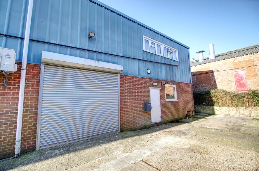 64a Victoria Rd, Burgess Hill to rent - Building Photo - Image 3 of 3