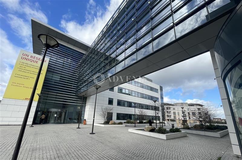 Office in Le Bourget to rent - Building Photo - Image 2 of 10