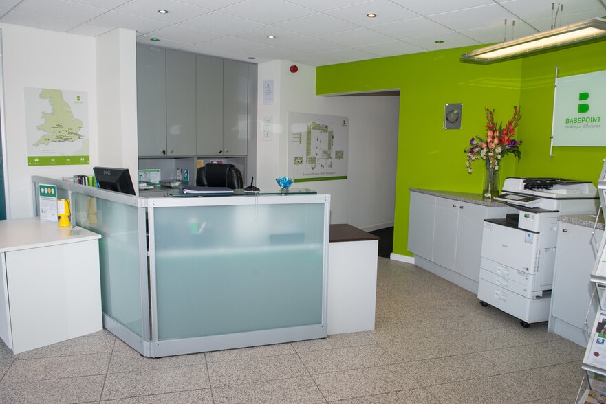 Stroudley Rd, Basingstoke to rent - Interior Photo - Image 2 of 10