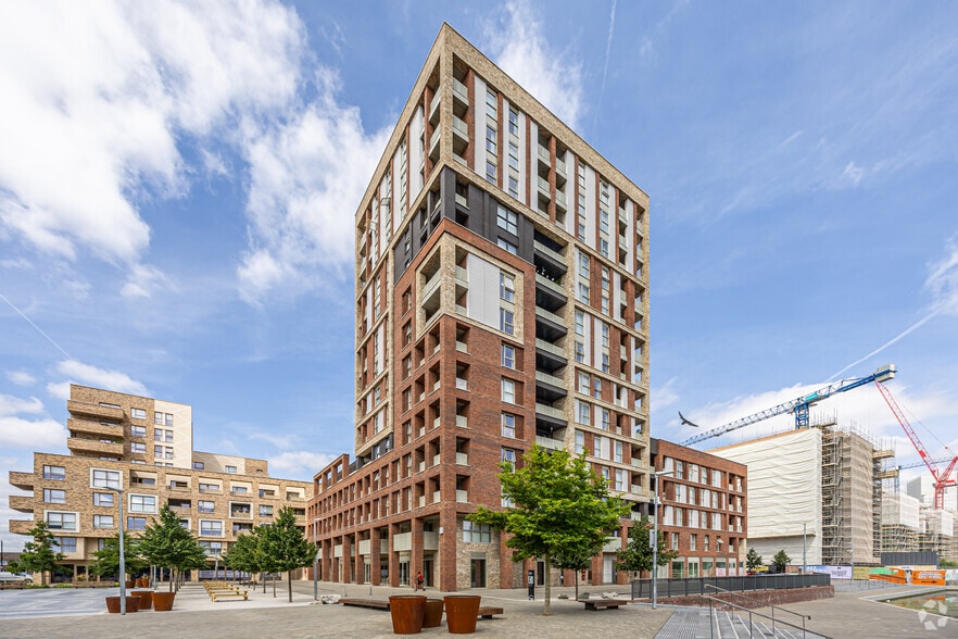 Starling Ct, London to rent - Building Photo - Image 2 of 4