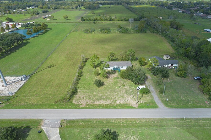 2310 Davis Bend Rd, Alvin, TX for sale - Primary Photo - Image 2 of 8