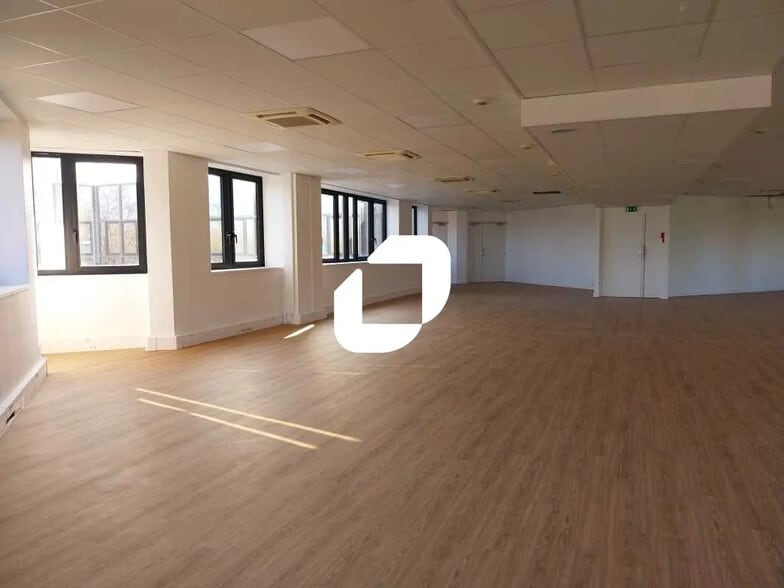 12 Rue Du Fort De Saint-Cyr, Montigny-le-Bretonneux to rent - Interior Photo - Image 3 of 7