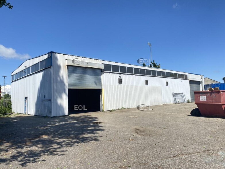 Light Industrial in Vaulx-en-Velin to rent - Building Photo - Image 3 of 15