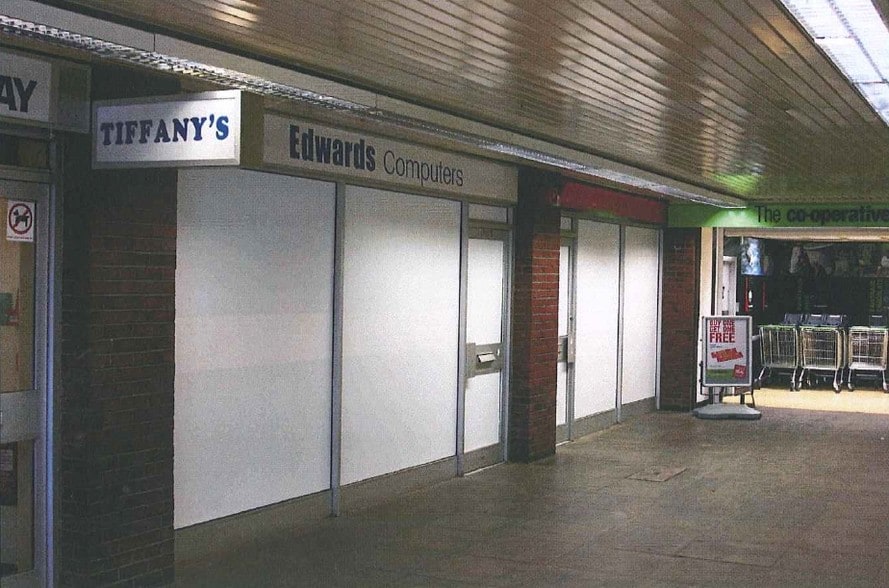 369-389 Bolton Rd, Salford to rent - Building Photo - Image 2 of 5