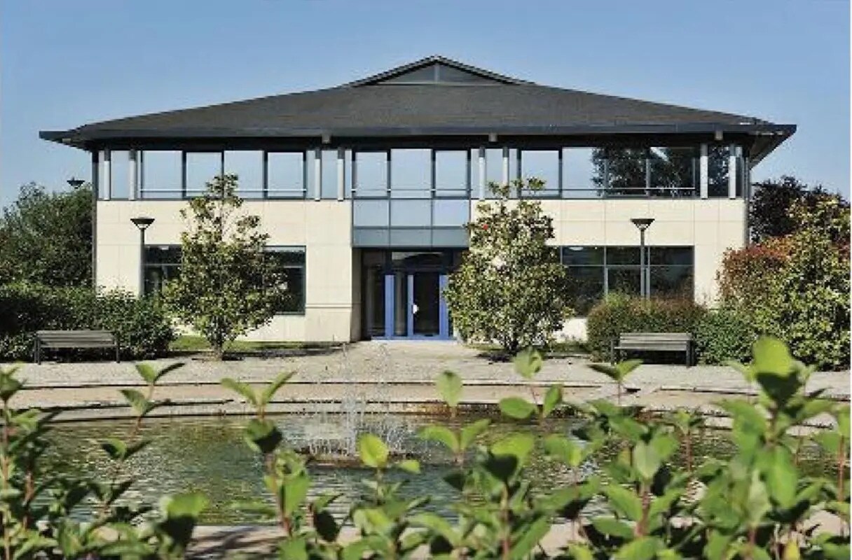 Light Industrial in Trappes to rent Building Photo- Image 1 of 6