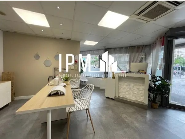 Retail in Marseille to rent Interior Photo- Image 1 of 6
