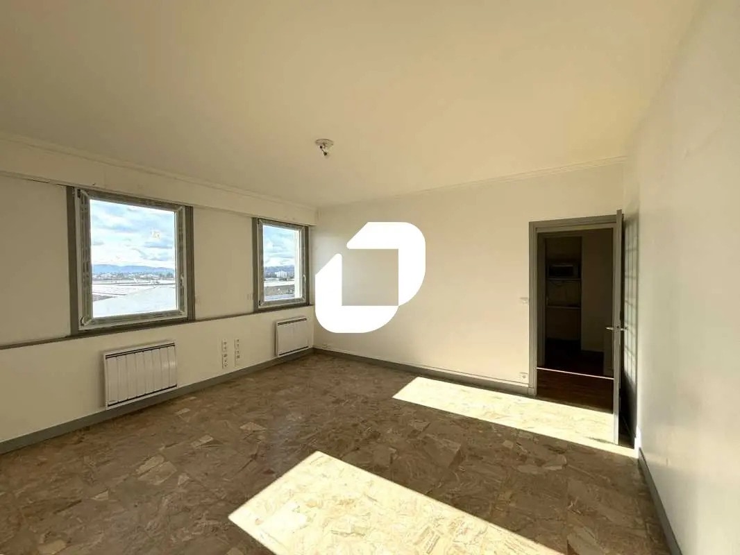 Office in Caluire-et-Cuire to rent Interior Photo- Image 1 of 9