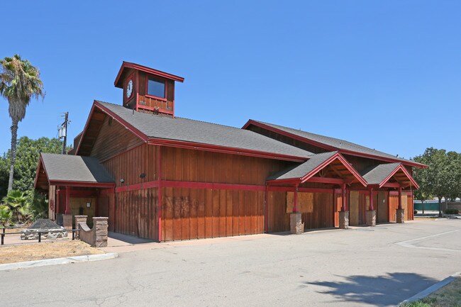 More details for 6100 S Mooney Blvd, Visalia, CA - Retail to Rent