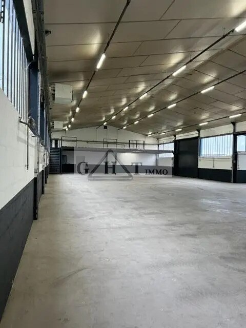 Location Entrepôt 738 m² - Photo 1