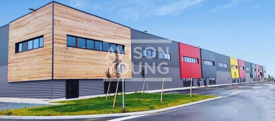Light Industrial in Louvres to rent Building Photo- Image 1 of 4