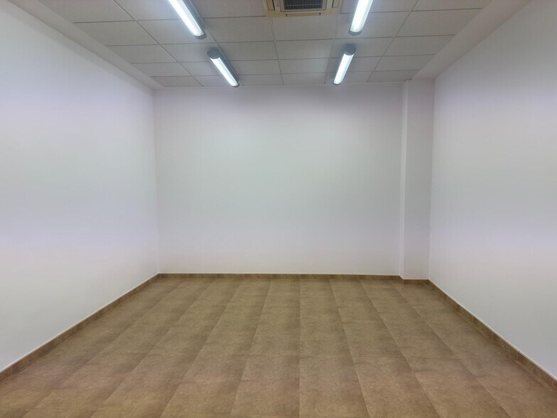 Retail in Algemesí to rent - Interior Photo - Image 3 of 14
