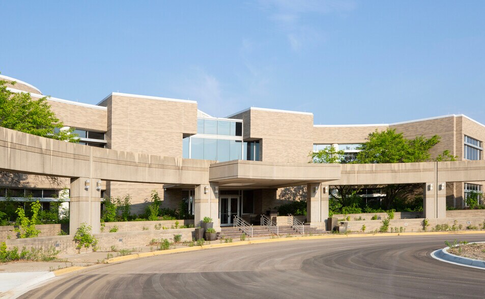 1 Oakridge Dr, Chaska, MN to rent - Building Photo - Image 3 of 20