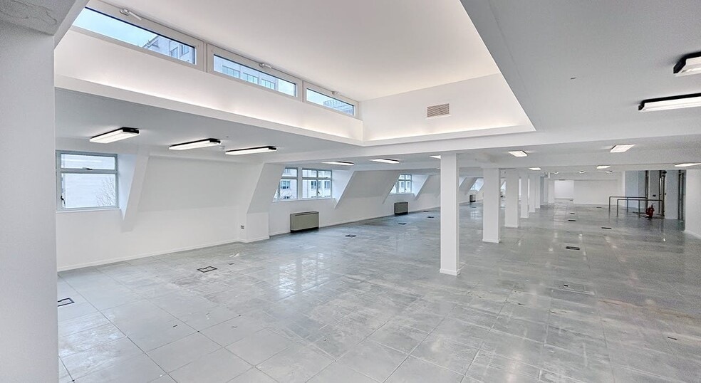 27 Hammersmith Grove, London to rent - Building Photo - Image 2 of 11